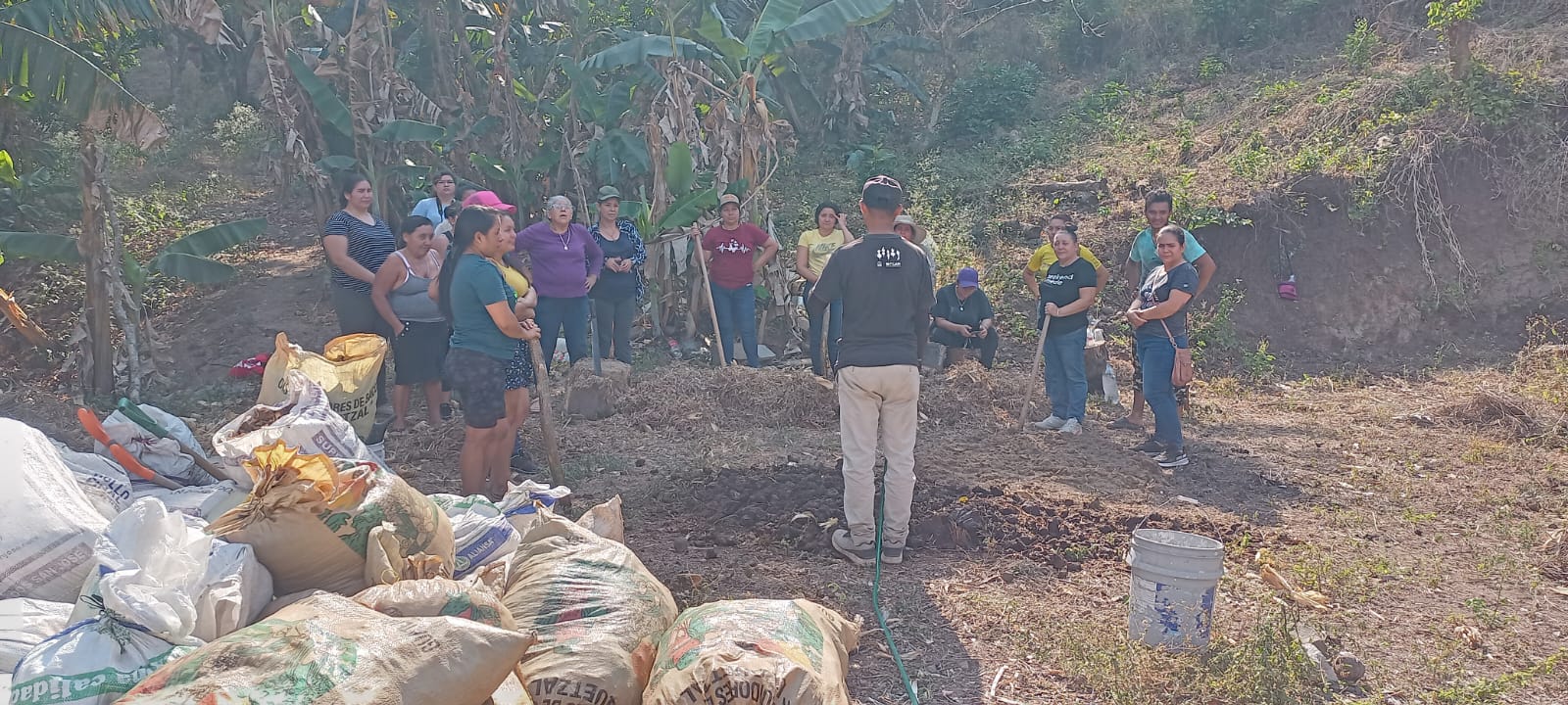 Mujeres de Valle Nuevo participan en Jornada de elaboración de abono. 