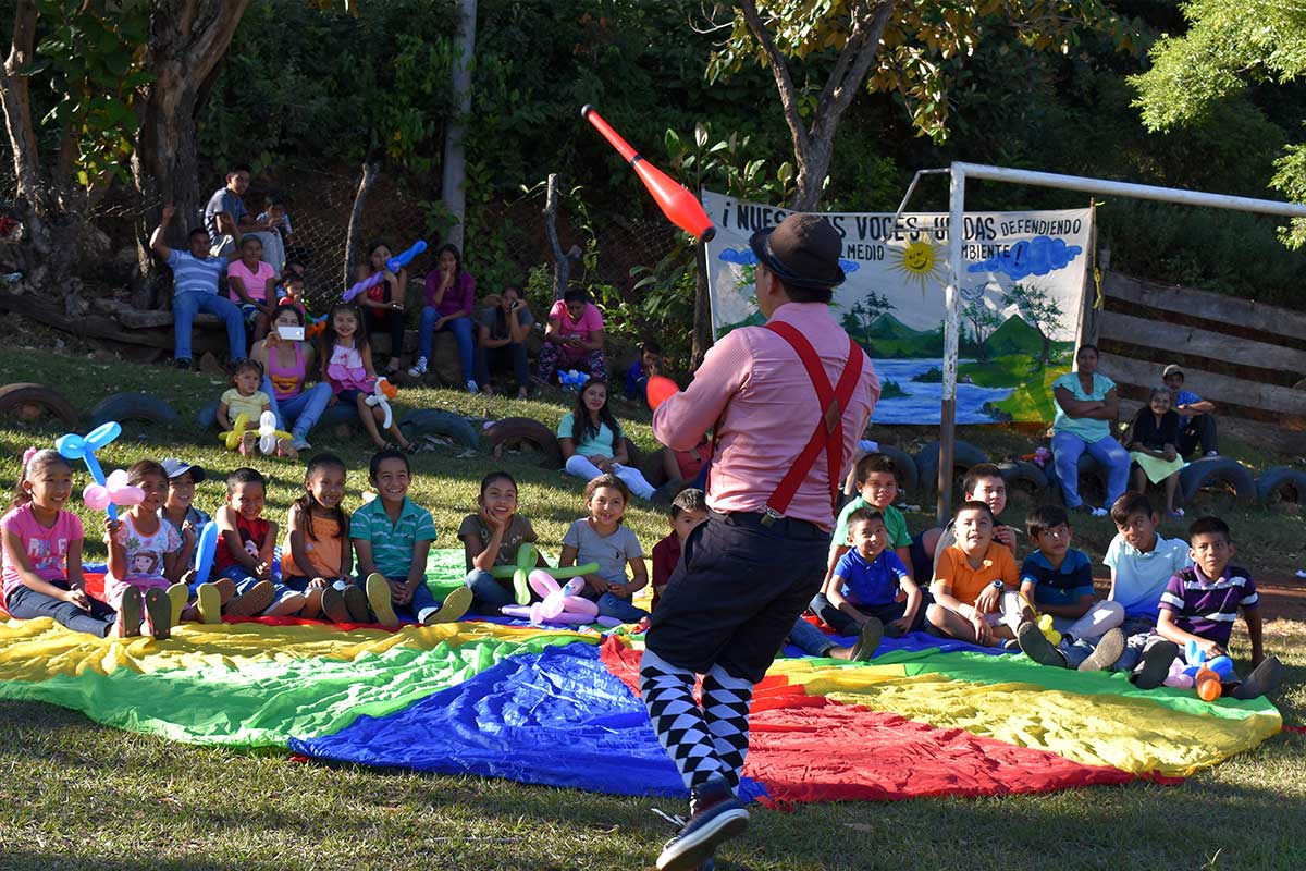 Caravanas de la risa recorren el departamento de Cabañas
